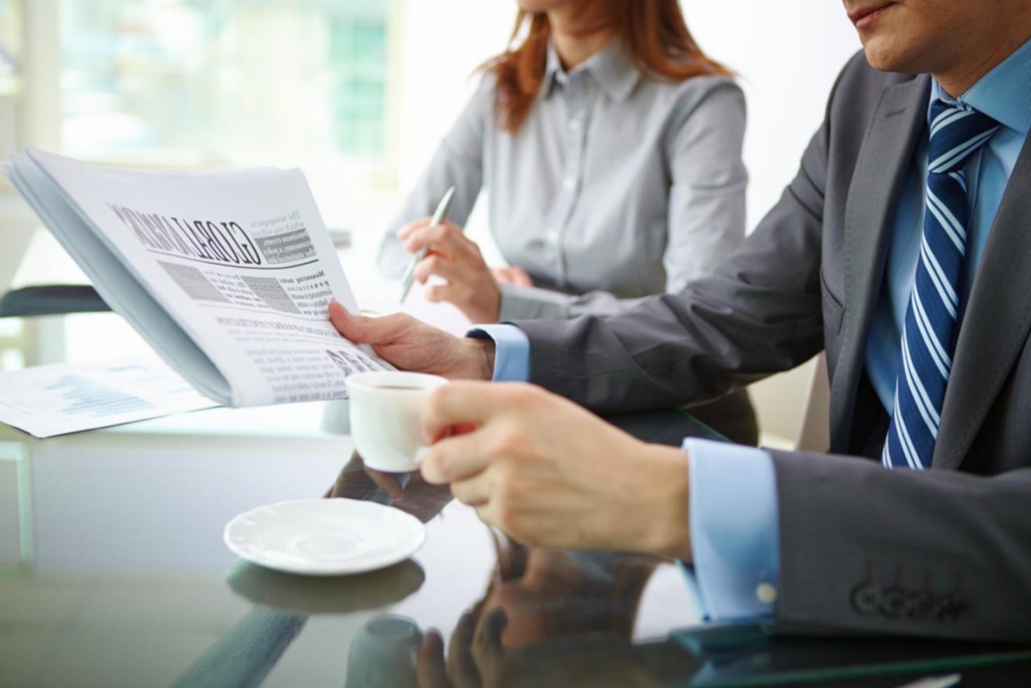 Equipo de iravenilora trabajando en análisis financiero